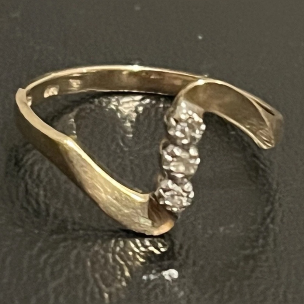 14K Size 5 Ladies Yellow Gold & Diamond Ring